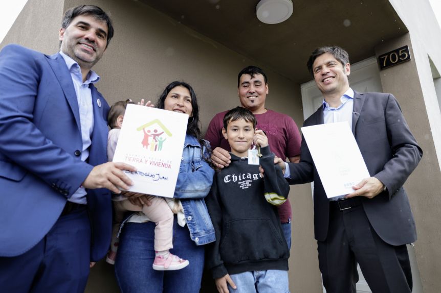 Entre inauguraciones y entrega de viviendas, Kicillof visitó distritos amigos previo al acto con CFK