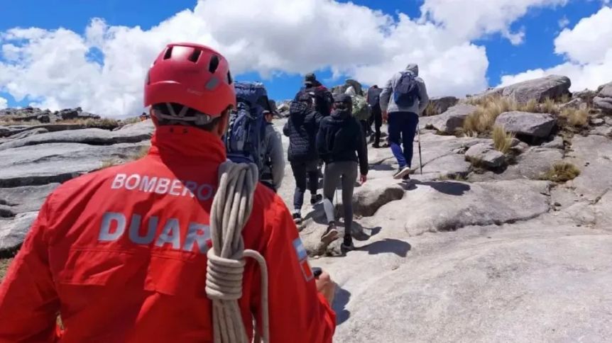 Tras una excursión, estudiantes y profesores debieron ser rescatados de urgencia
