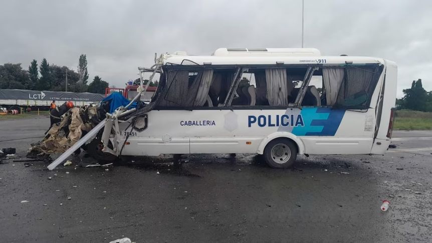 Cuatro policías fallecieron tras un choque en Carmen de Areco