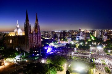 Axel Kicillof y Julio Alak inauguraron el nuevo sistema de iluminación de la Catedral