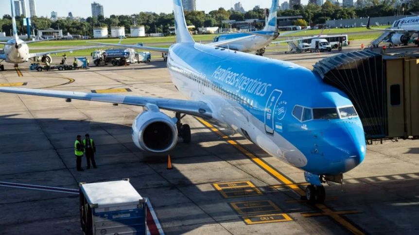 Se derogó la norma que obligaba a los organismos y empresas del Estado a elegir Aerolíneas Argentinas