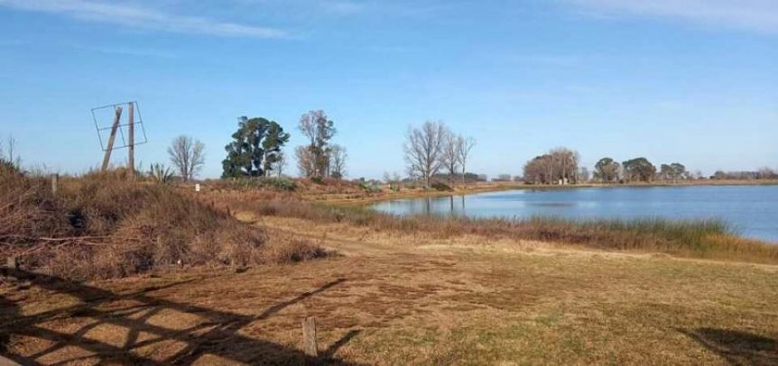 Mapuches denunciaron a intendente radical por declarar una laguna como cementerio municipal