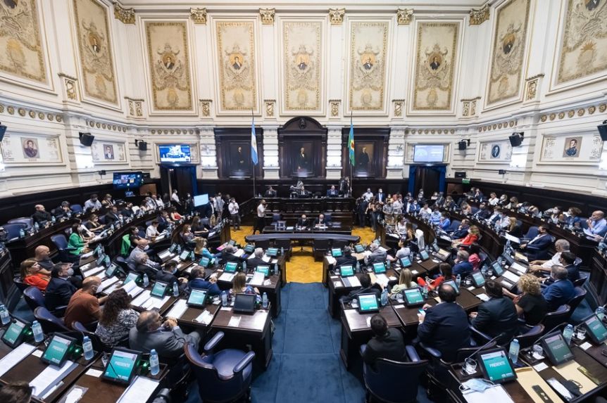 Crece el rechazo a proyectos que buscan regular el funcionamiento de colegios, consejos y cajas profesionales