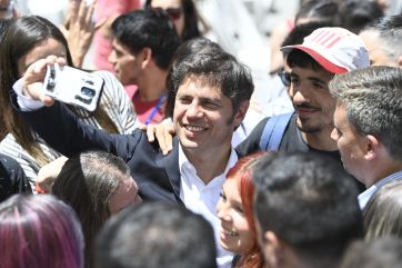 Kicillof y Alak entregaron 750 computadoras a estudiantes platenses en el Unico