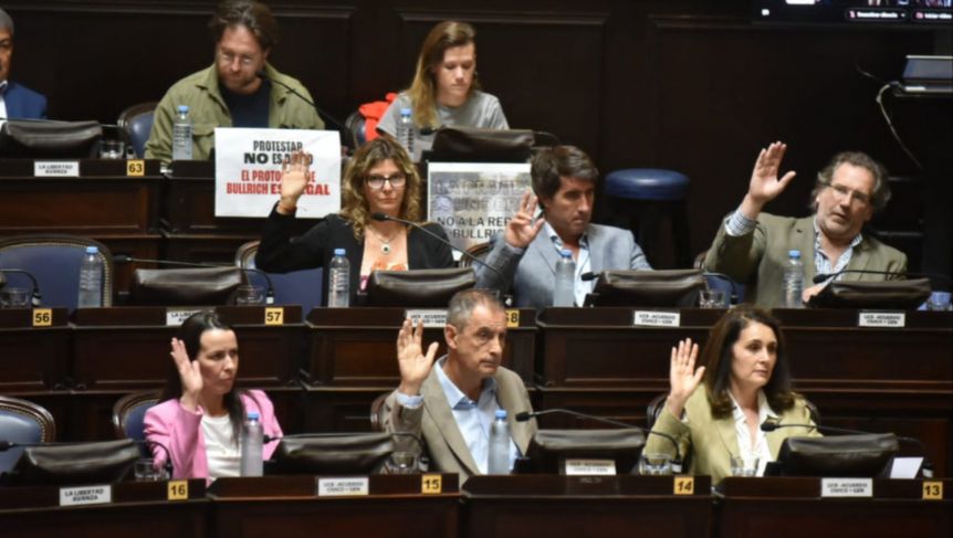 División en el bloque de Manes y Lousteau para votar la empresa de medicamentos