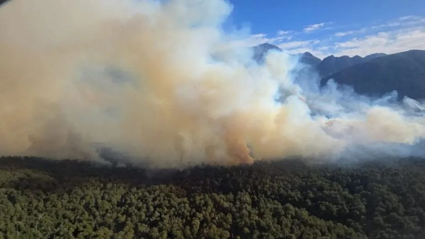 Bariloche amaneció cubierta de humo y no logran controlar el fuego