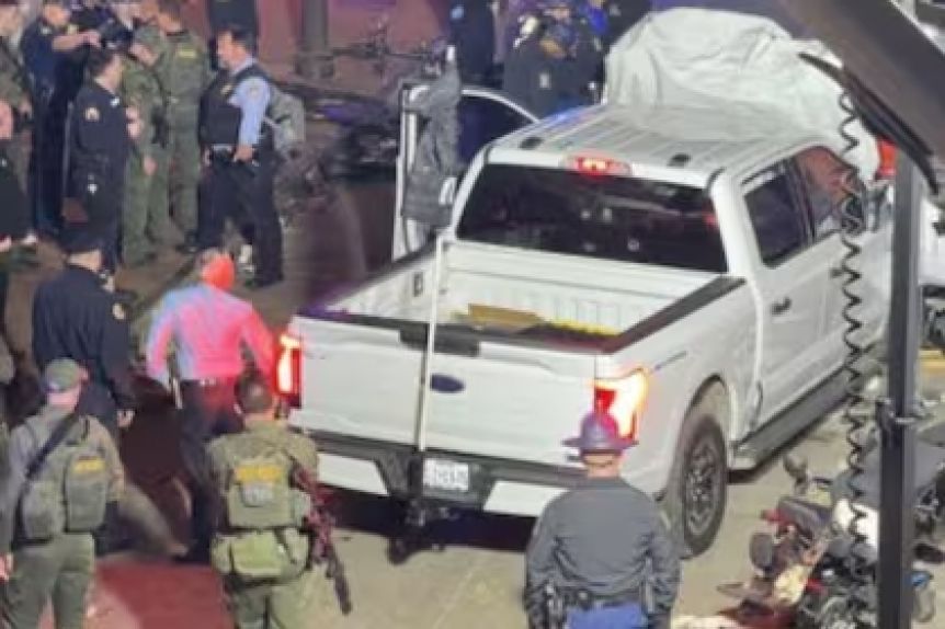 Año nuevo trágico: un hombre atropelló a una multitud y otro abrió fuego en un boliche