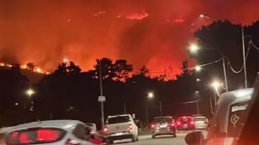 Se incendió un cerro en Tandil y la Provincia envió helicópteros para combatir el fuego