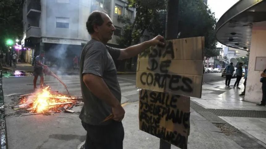 Derretidos y a oscuras: más de 60.000 usuarios siguen sin luz en el AMBA