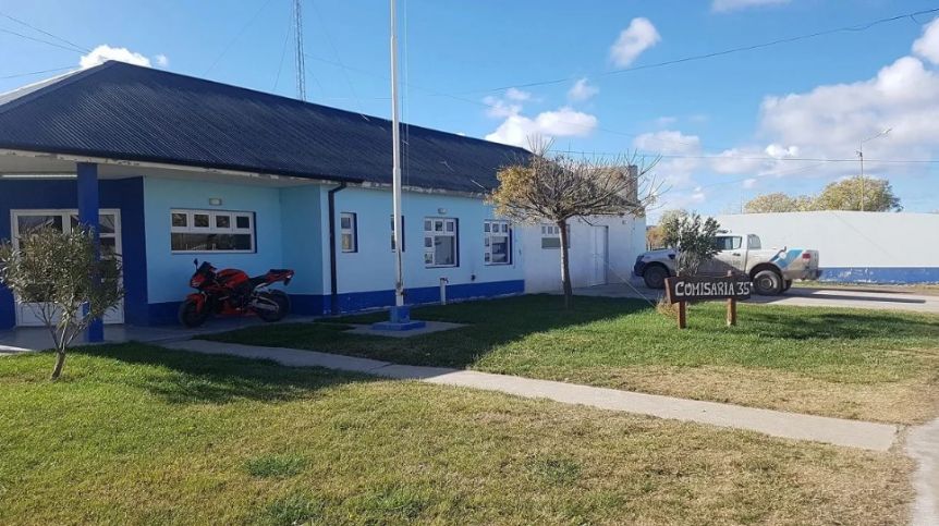 Falleció un hombre en una comisaría de Río Negro y los familiares apuntan contra vecinos y policías
