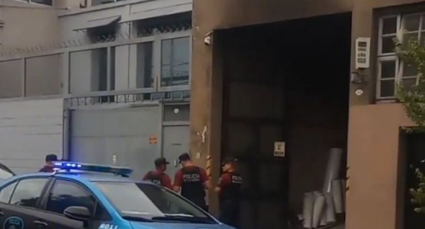 Boedo: se incendió un galpón y hallaron el cuerpo de un hombre con un disparo