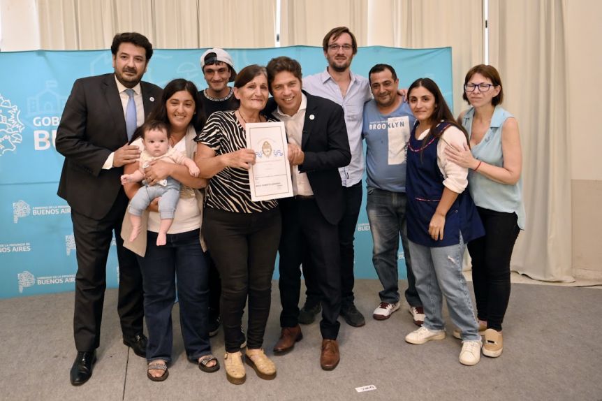 Gira de Kicillof por la Primera: entregó escrituras un distrito camporista y cortó cintas en Navarro