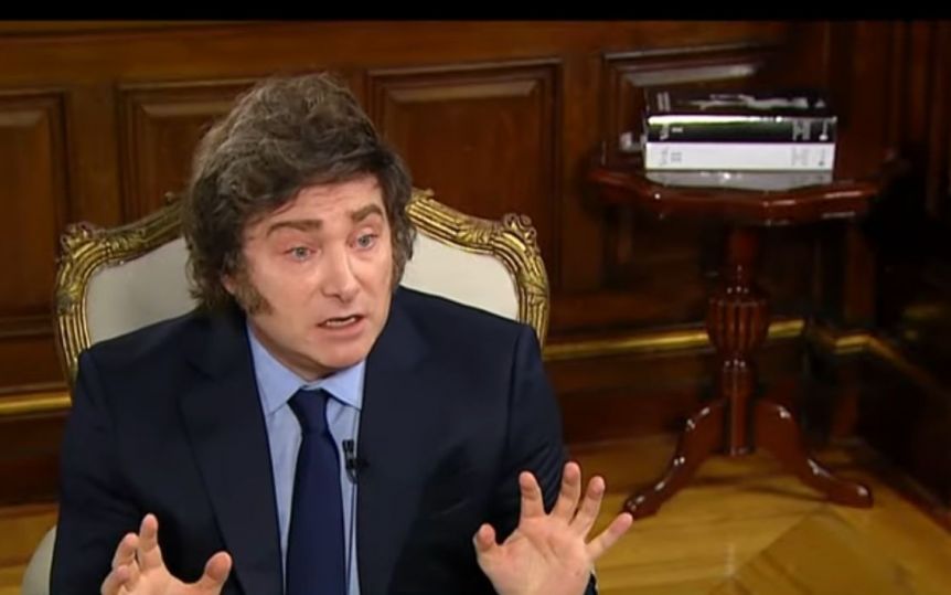 Milei relativizó el escándalo cripto: “Es como el que juega a la ruleta rusa y le toca la bala”