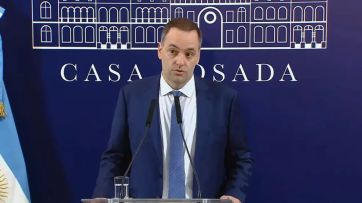 No sabe, no contesta: Adorni desmintió que el Gobernador bonaerense haya pedido reunirse con Milei