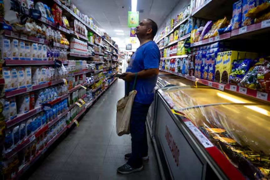 Leve alza: la inflación subió al 2,4% en febrero y acumuló 66,9% en doce meses