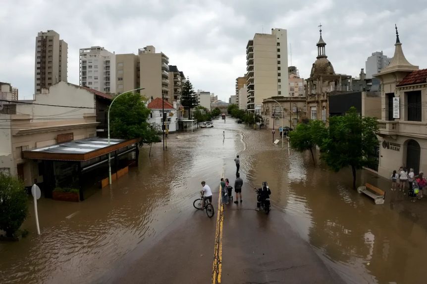 La Provincia oficializó ayudas directas para los damnificados por el temporal en Bahía Blanca