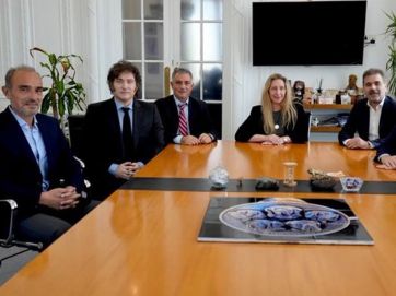 Macri reunió a la mesa chica del PRO y avaló la alianza con los libertarios en la Provincia