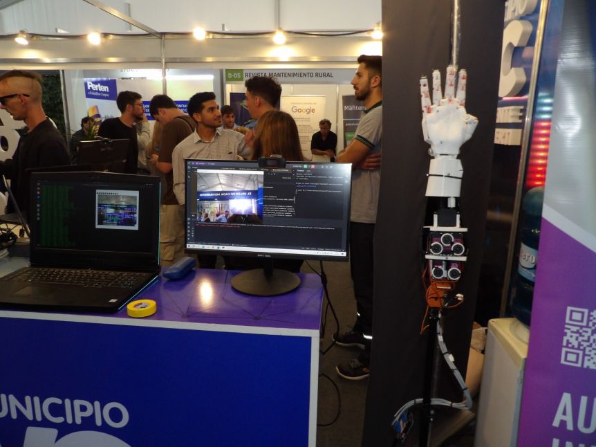 Crean una mano robotizada que imita movimientos humanos y podría modificar el agro
