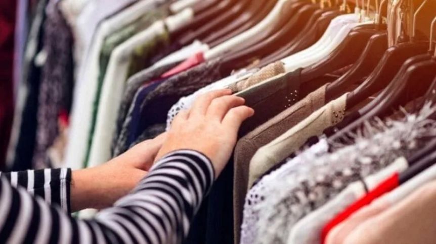 ¿La ropa saldrá menos?: el Gobierno oficializó la baja de los aranceles de la ropa, calzados y telas
