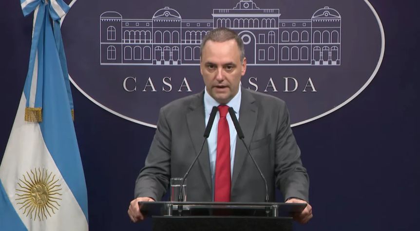 Pica porteña: denuncian a Adorni y reclaman su licencia como vocero presidencial