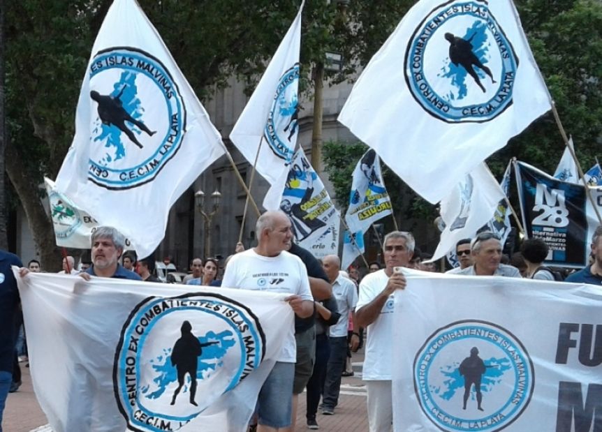 Excombatientes piden el juicio político a Milei