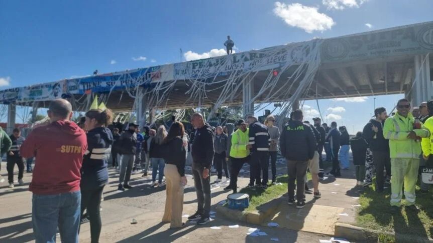 Peaje de Zárate: trabajadores cortaron la ruta y se moviliza Gendarmería