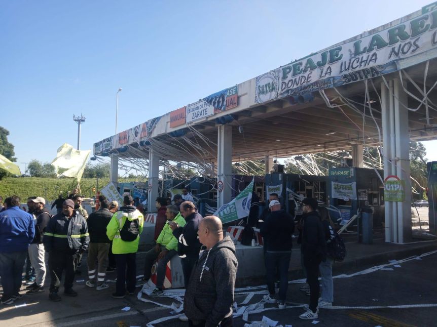Tensión en la Segunda: trabajadores despedidos reclaman ante la presencia de Gendarmería