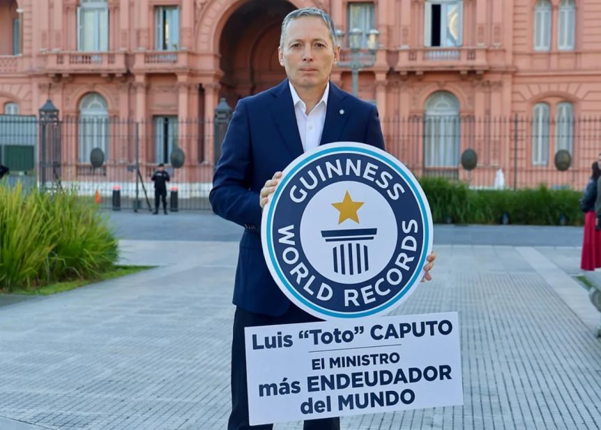 Toto, el number one: intendente peronista postuló a Caputo para el Guinness de endeudamiento