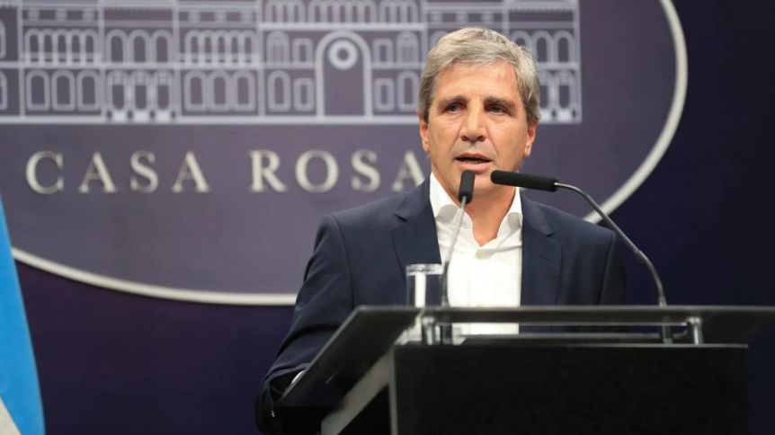 Caputo se pavonea con el dólar barato y pide que detractores se disculpen