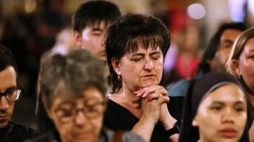 Cientos de fieles comenzaron a despedir al Papa
