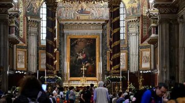 Cientos de fieles comenzaron a despedir al Papa
