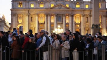 Cientos de fieles comenzaron a despedir al Papa