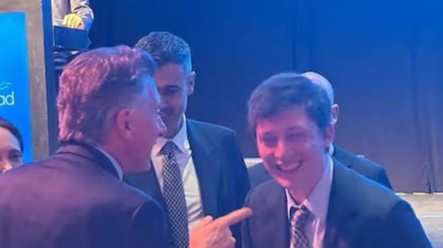 Bromas y abrazos entre Mauricio Macri y Santiago Caputo en la cena de la Fundación Libertad