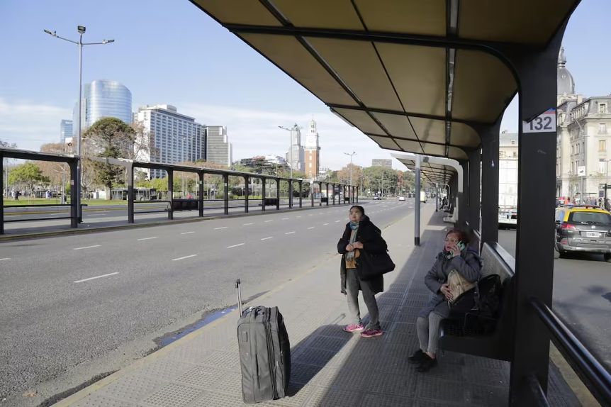 Paro “extorsivo” para el Gobierno: qué líneas se adhieren y no funcionan este martes