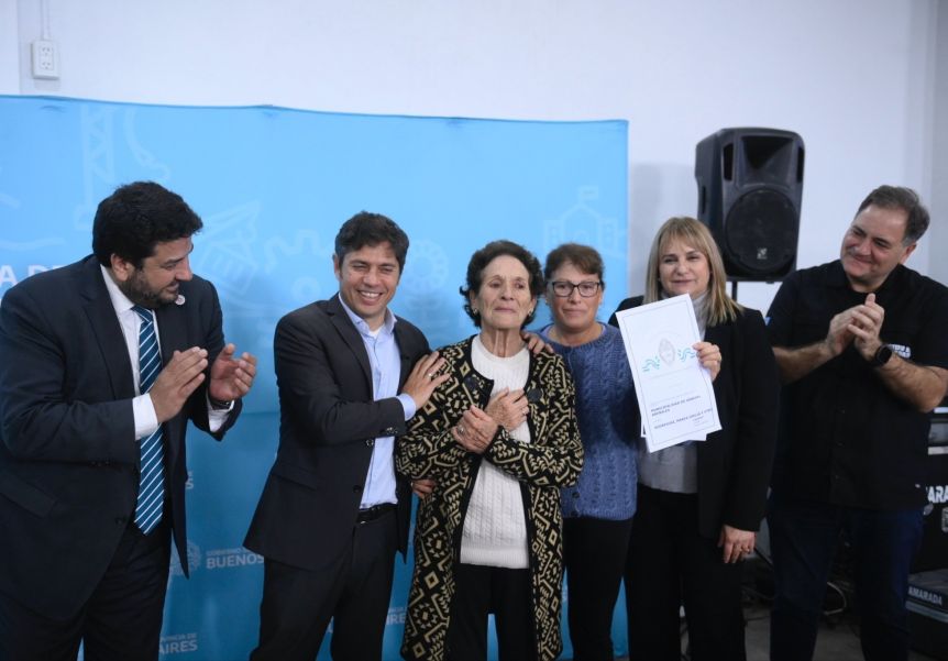 De gira por la Cuarta, Kicillof entregó escrituras y recibió elogios de intendenta UCR