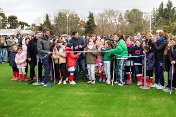 Dolores ya tiene su primera cancha de Hockey y lo festejó con una Leona