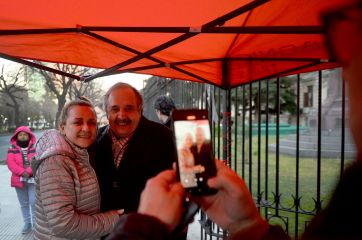 “La democracia no tiene deudas, las tenemos los políticos”