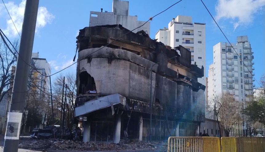 Demolieron el depósito incendiado:los vecinos pueden regresar lentamente a sus hogares