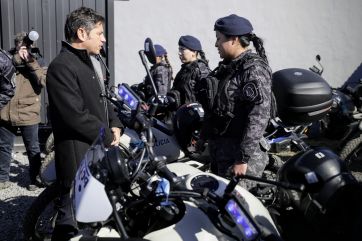 Kicillof entregó patrulleros y advirtió: “Va a ser una campaña roñosa”
