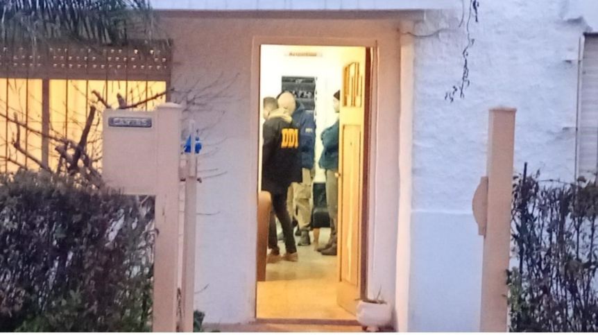 Atacaron el local partidario y amenazaron al denunciante del escándalo de las fotomultas