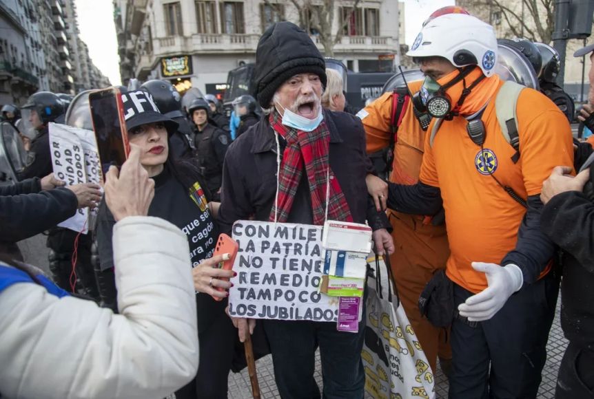 La represión de cada miércoles: gases y corridas en la marcha de jubilados
