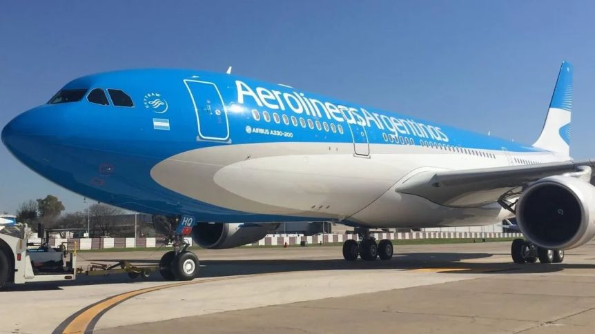 Azafata de Aerolíneas Argentinas atrapada con botín de lujo rumbo a Miami