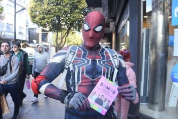 La Pantera Rosa, Messi y el Hombre Araña, a ritmo de Sandro en la campaña del centro