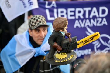 Bombos, motosierras y disfraces de león en la previa del acto de Milei en La Plata