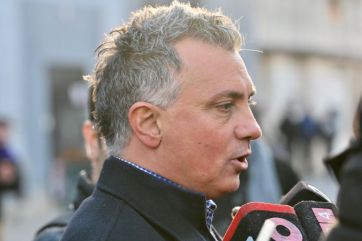 Bombos, motosierras y disfraces de león en la previa del acto de Milei en La Plata
