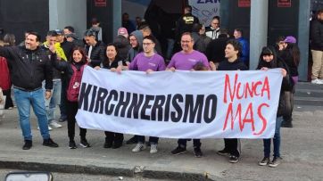 Bombos, motosierras y disfraces de león en la previa del acto de Milei en La Plata