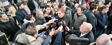 Bombos, motosierras y disfraces de león en la previa del acto de Milei en La Plata