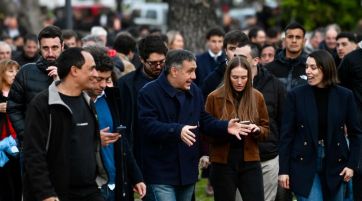 Bombos, motosierras y disfraces de león en la previa del acto de Milei en La Plata
