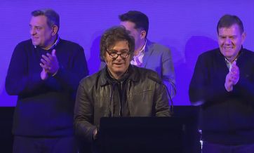 Milei cargó contra Kicillof y dijo que “los kirchneristas tienen pesadillas violetas”