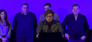 Milei cargó contra Kicillof y dijo que “los kirchneristas tienen pesadillas violetas”